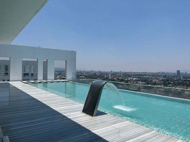 41 de 51: alberca sky pool