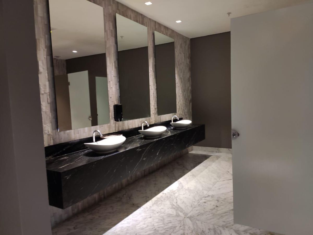 50 de 51: baños junto al gym