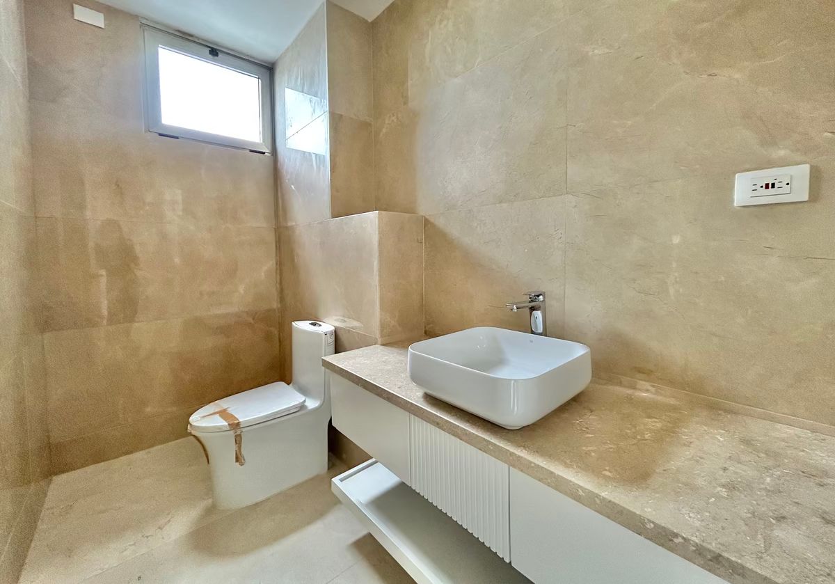 6 de 23: Baño de visitas