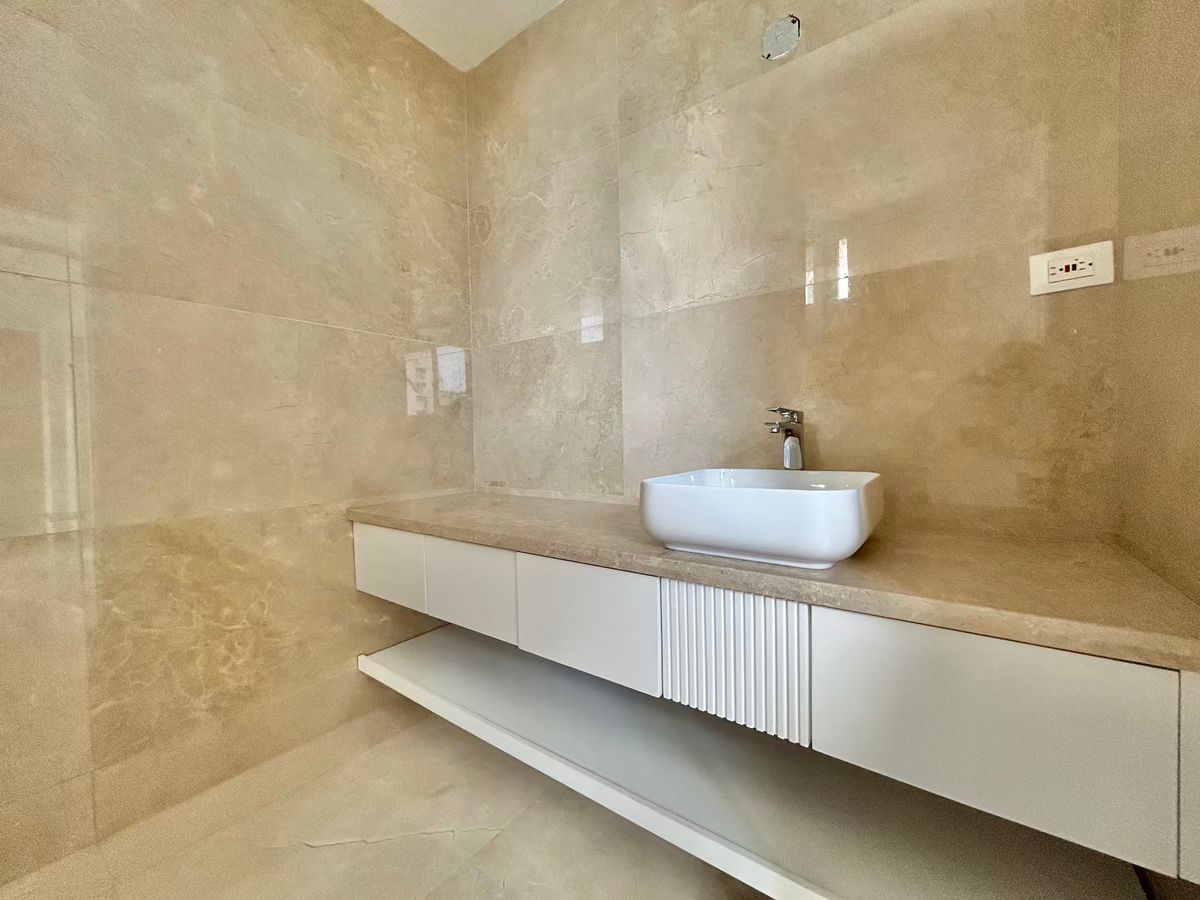 9 de 23: Baño habitación secundaria