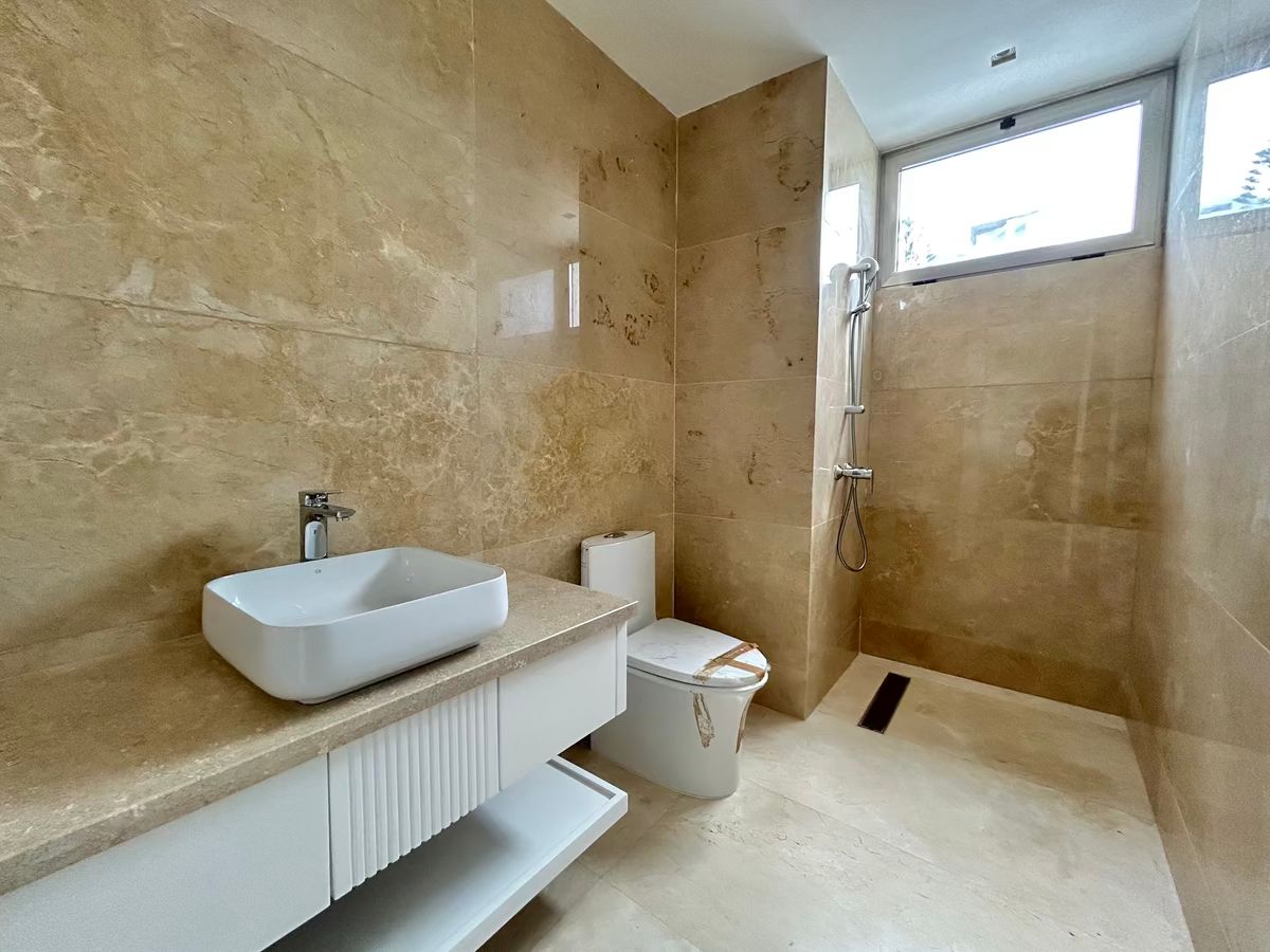 12 de 23: Baño habitación secundaria