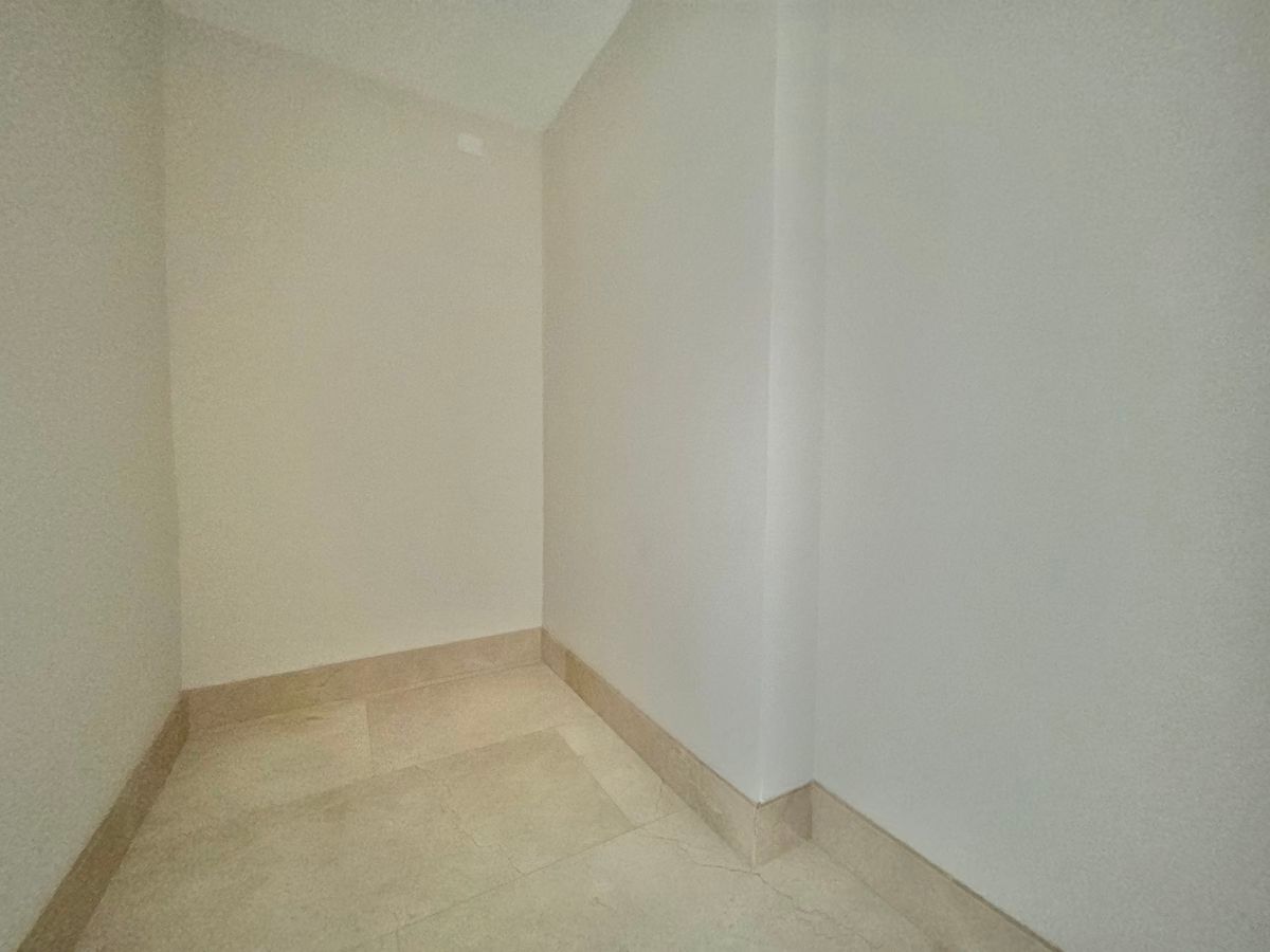 16 de 23: Walk-in closet habitación principal