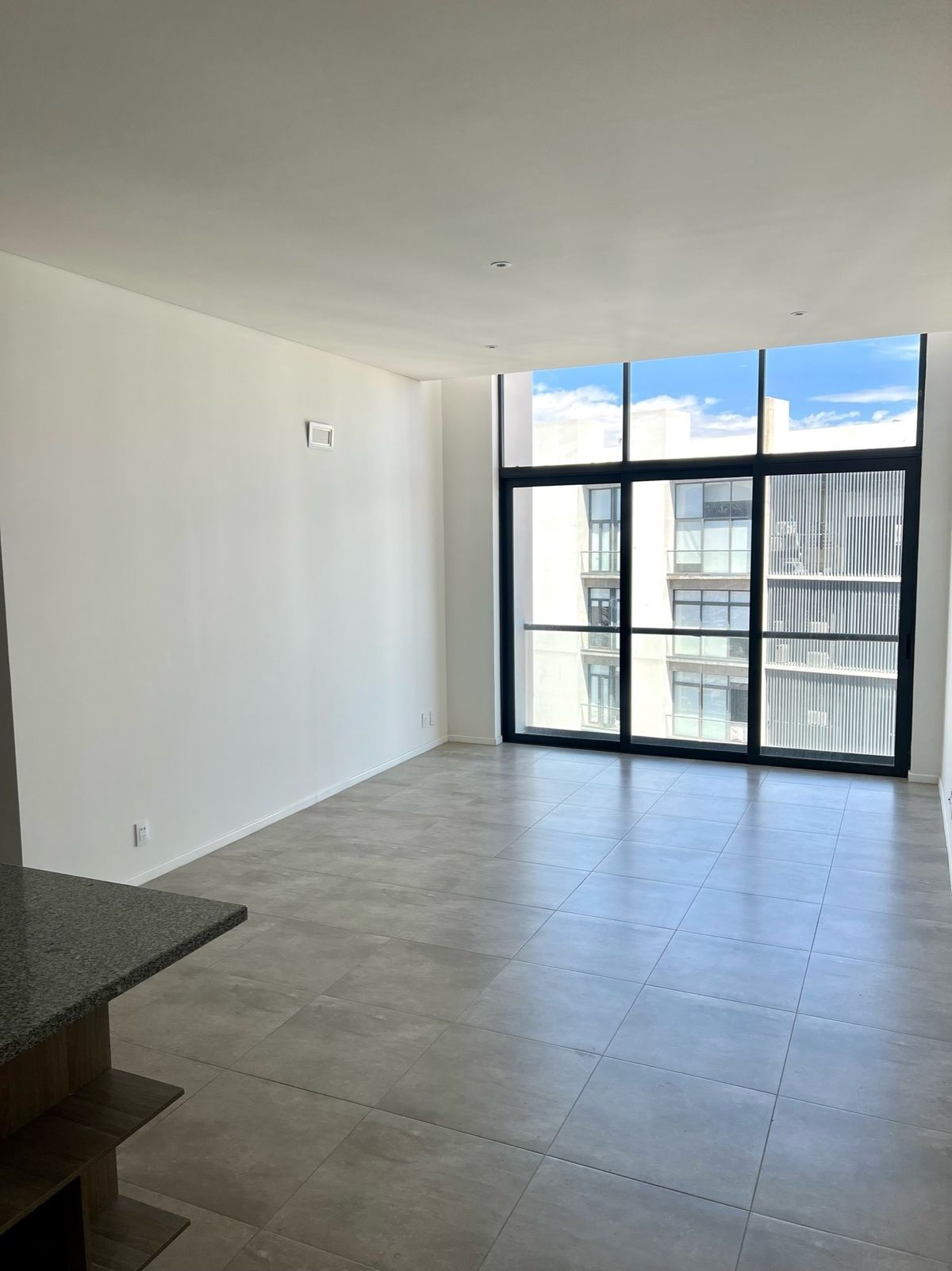 3 de 33: Sala Comedor  a doble altura con persianas