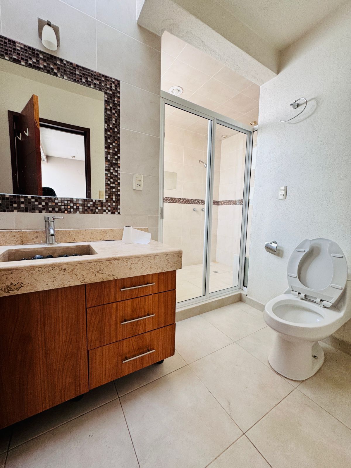 10 of 49: Baño completo de la recamara principal con dos regaderas