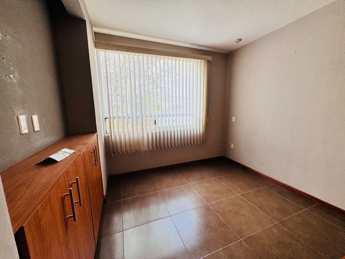 9 of 49: Habitación con closet