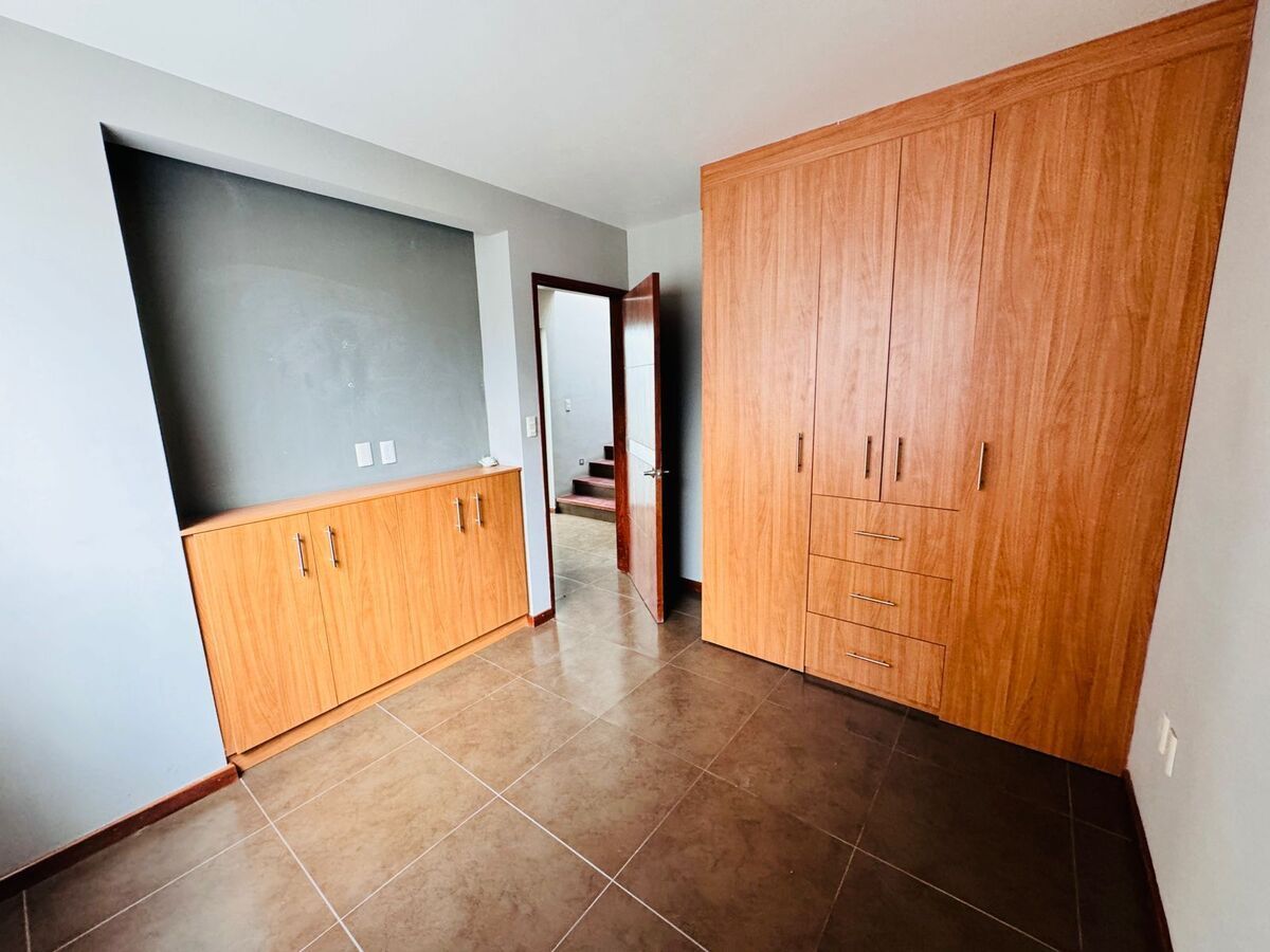 11 of 49: Habitación con closet