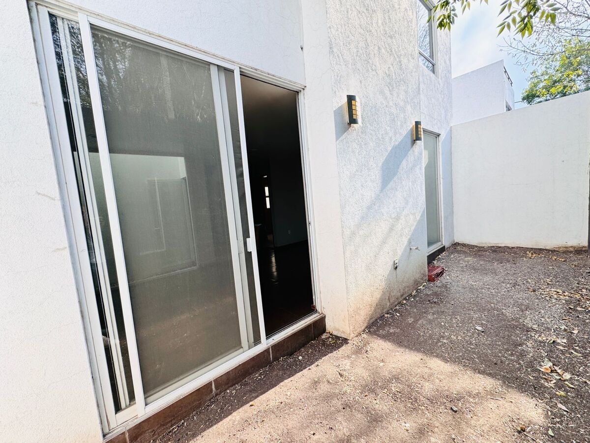 12 of 49: Patio trasero