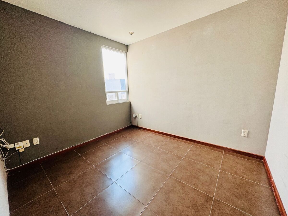 15 of 49: Recamara secundaria en segundo nivel sin closet.