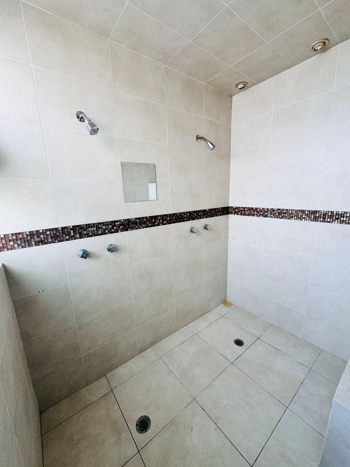 19 of 49: Baño con dos regaderas de la recamara principal