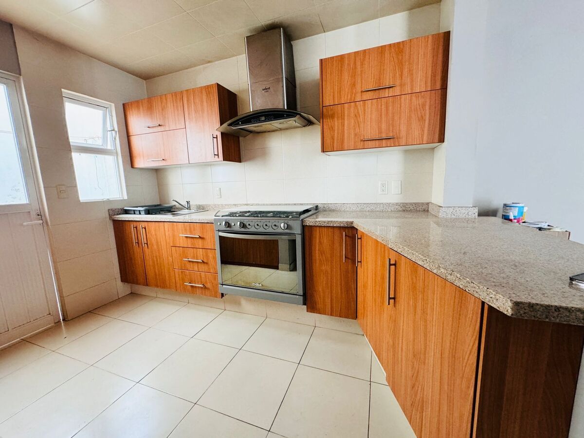 5 of 49: Cocina equipada