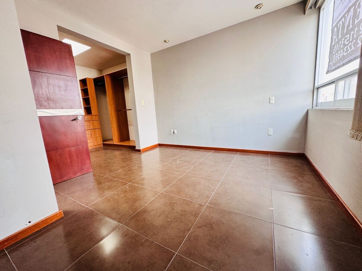 18 of 49: Recamara principal con baño y closet completo