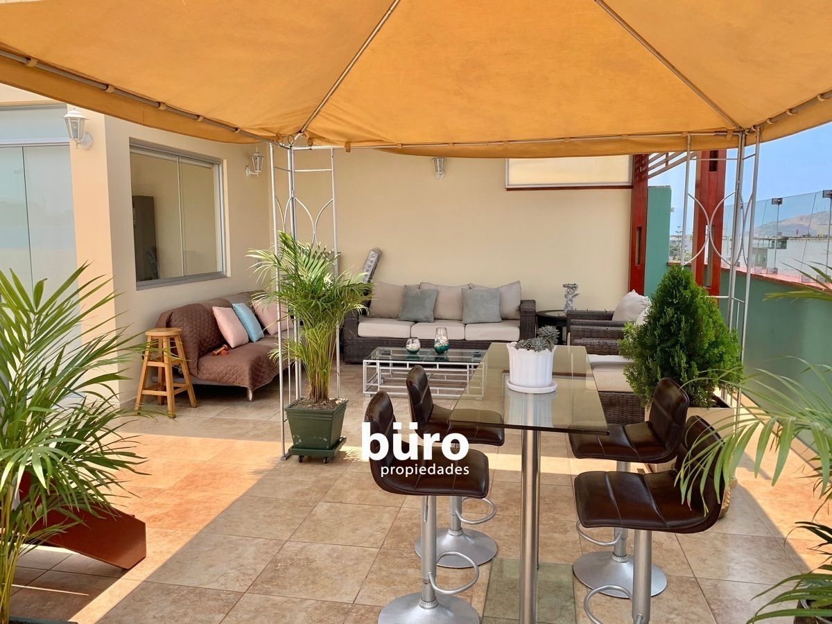 2 of 17: Terraza grande con piscina