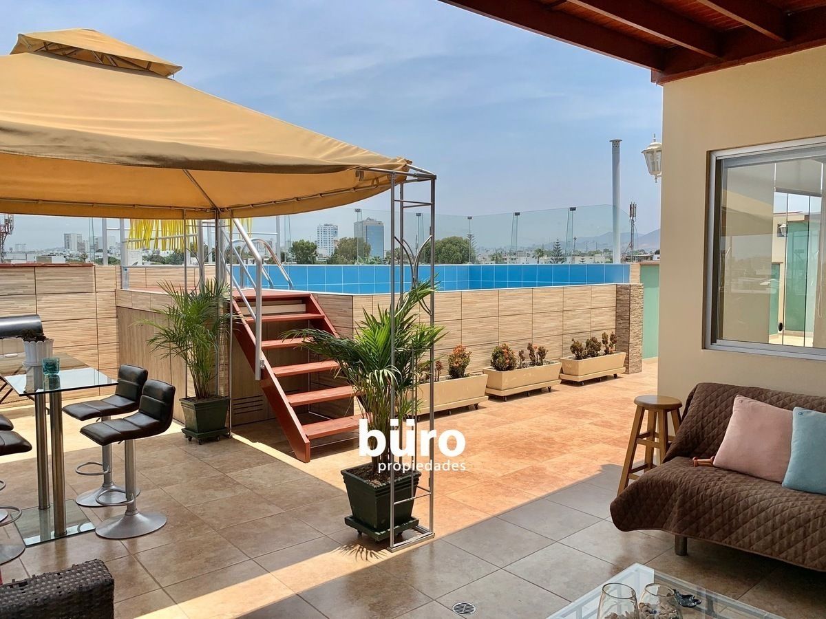 1 of 17: Terraza grande con piscina