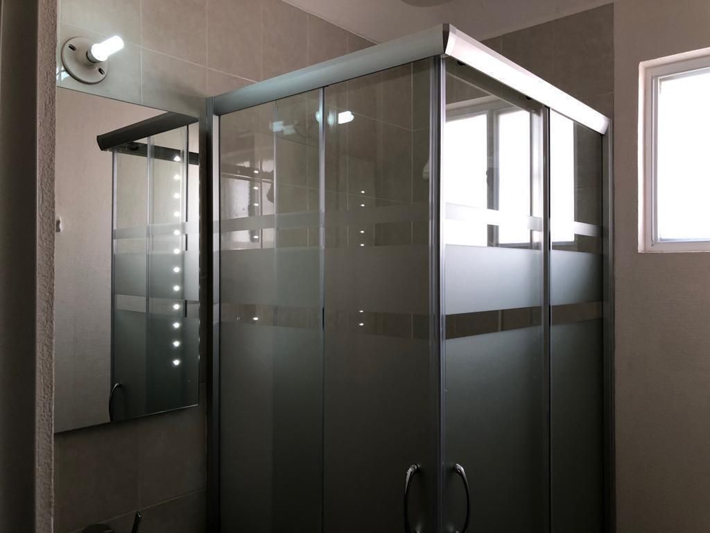 Baño con cancel de cristal