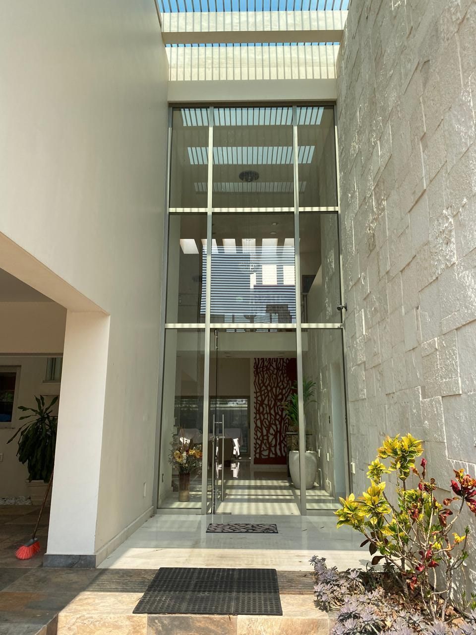 RESIDENCIA EN VENTA EN ZONA EXCLUSIVA "LOMAS DEL CAMPESTRE". - foto 2