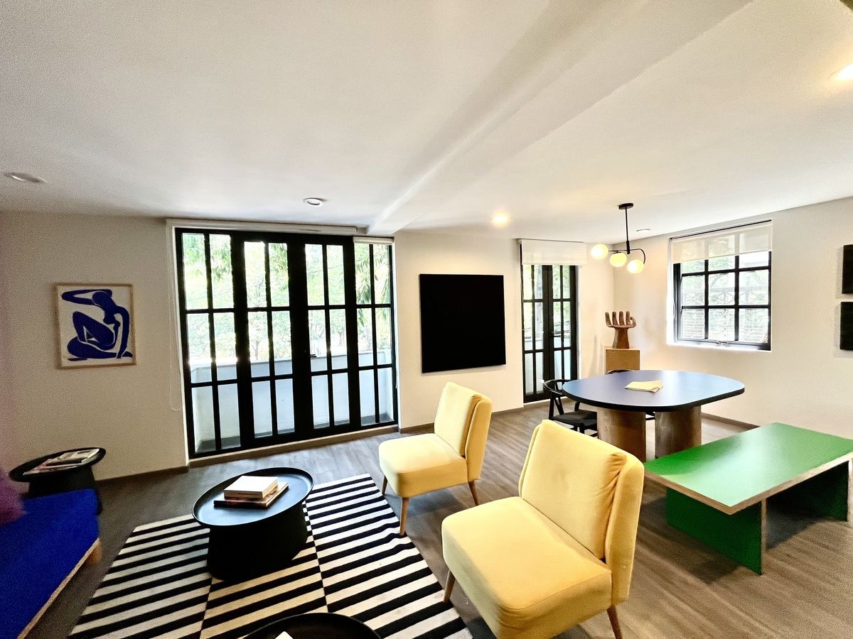 2 de 24: Estancia con salida a balcón