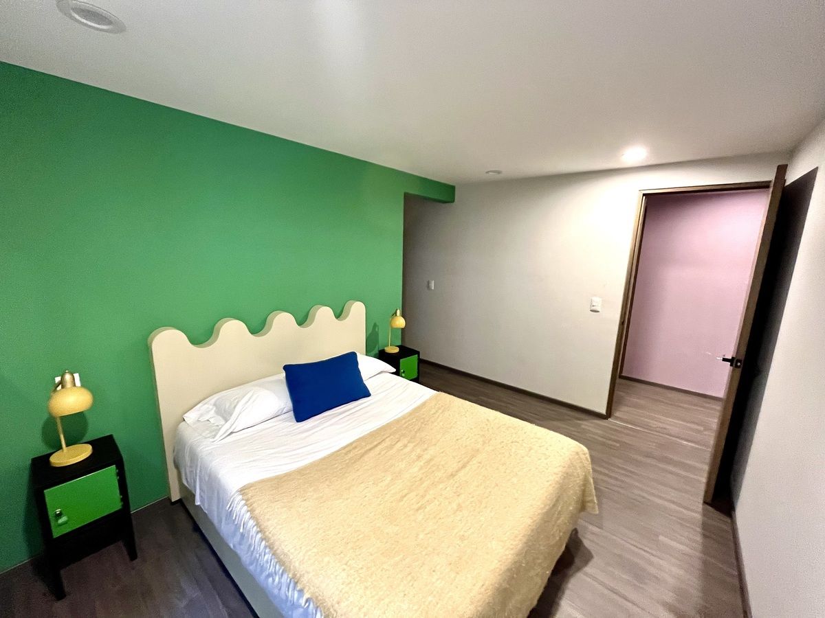 9 de 24: Recámara principal con vestidor y baño