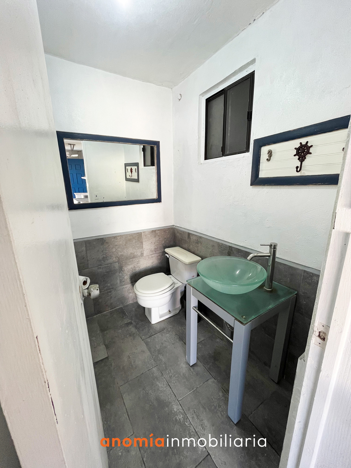 3 of 38: Baño en garage