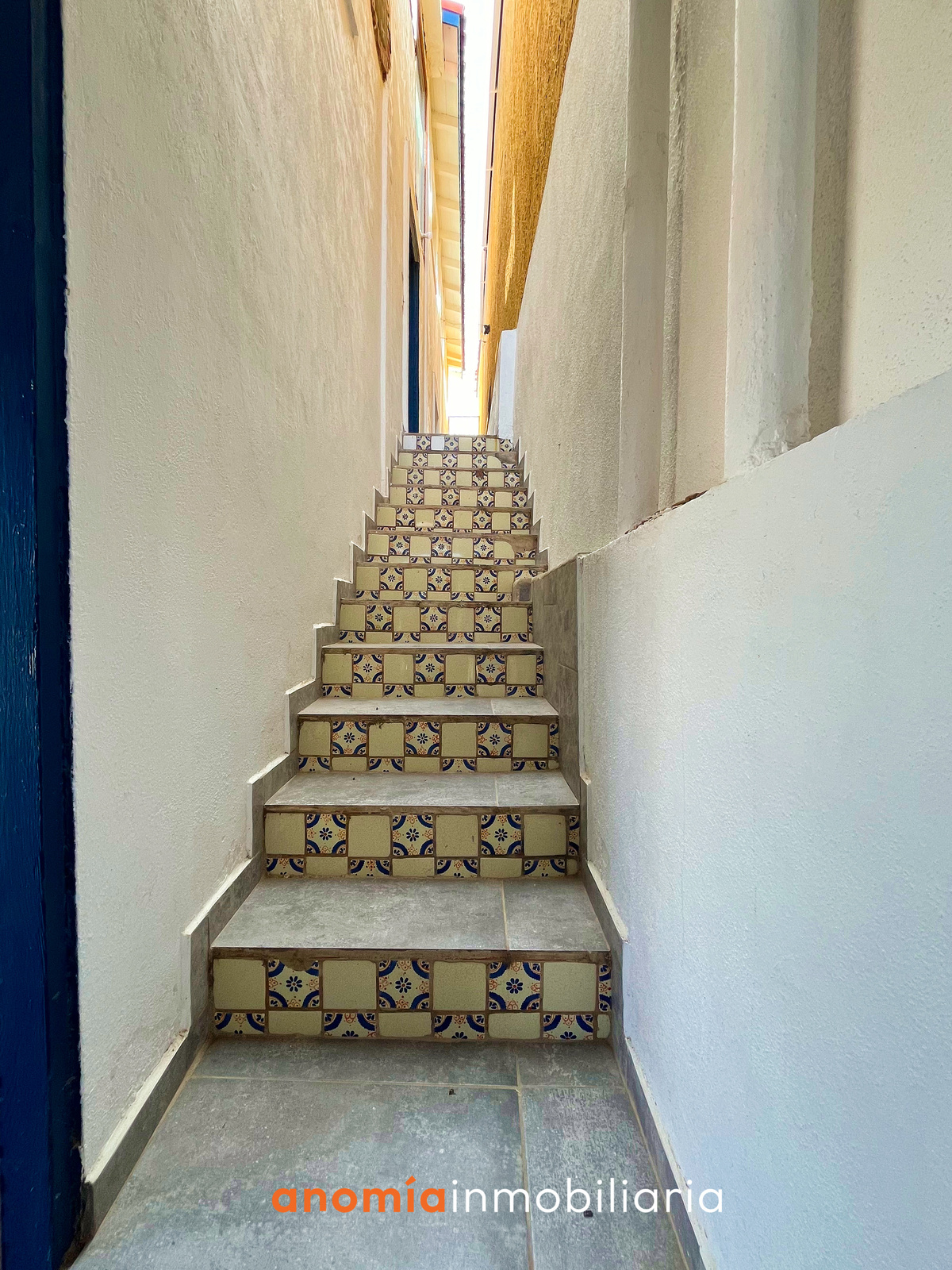 4 of 38: Escaleras acceso casa