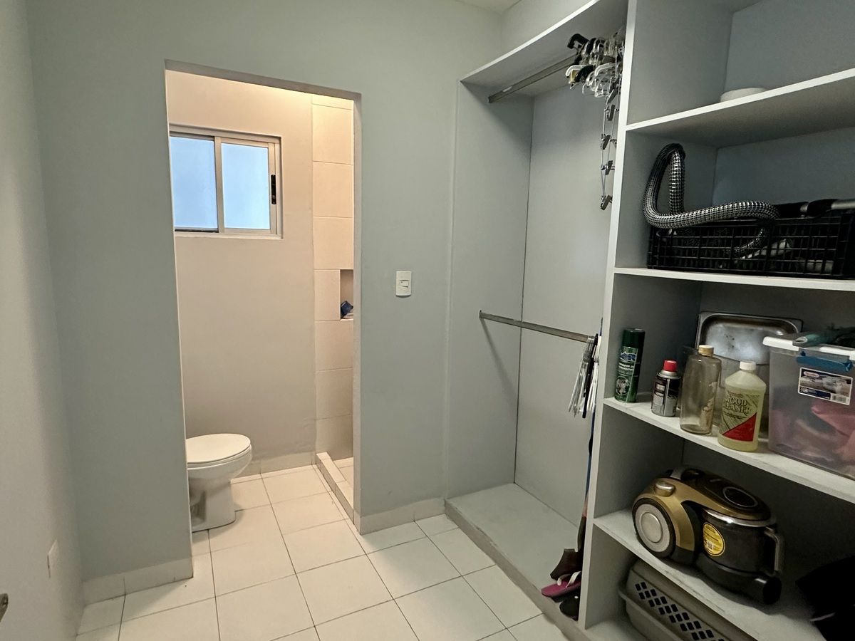 Cuarto de servicio con baño completo