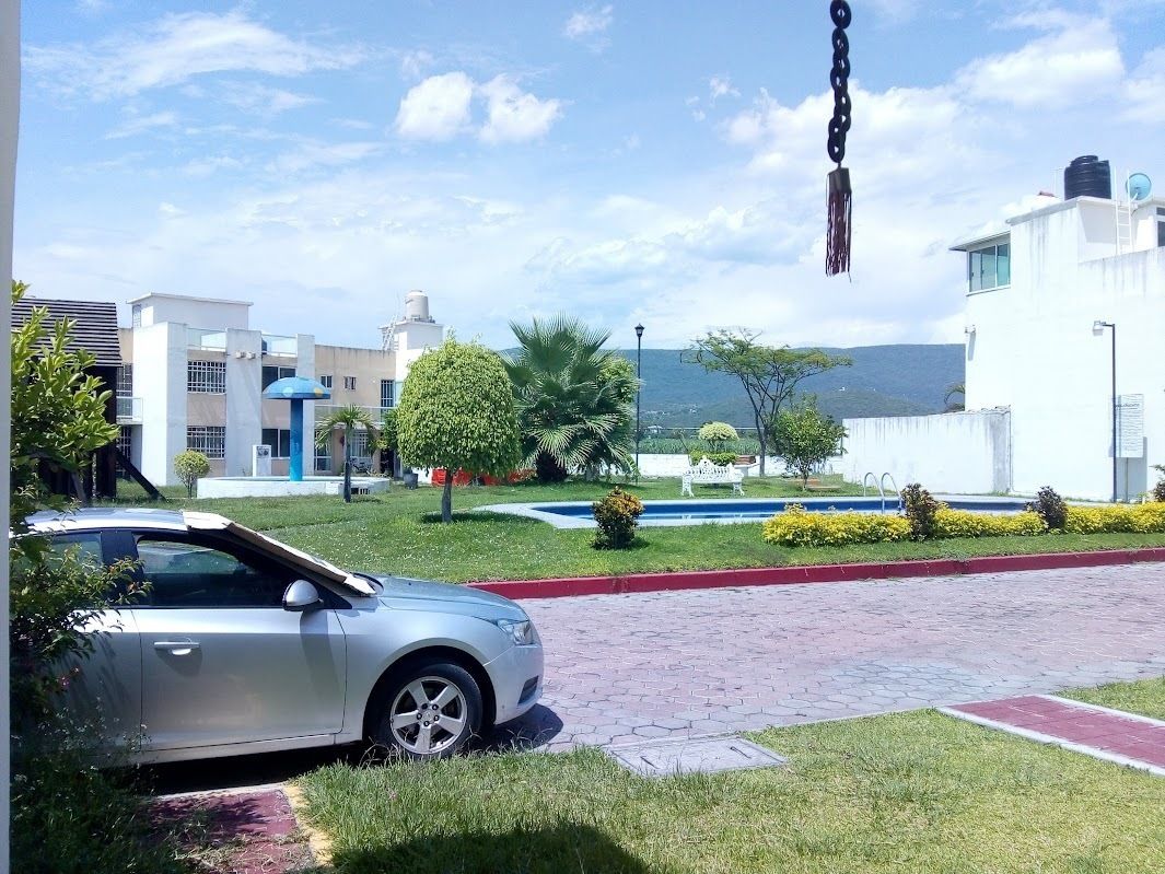 Lugar de estacionamiento y alberca