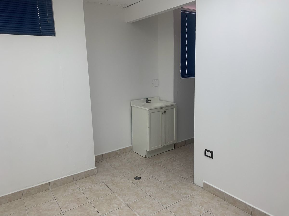 13 de 14: Lavabo y acceso a la división del consultorio