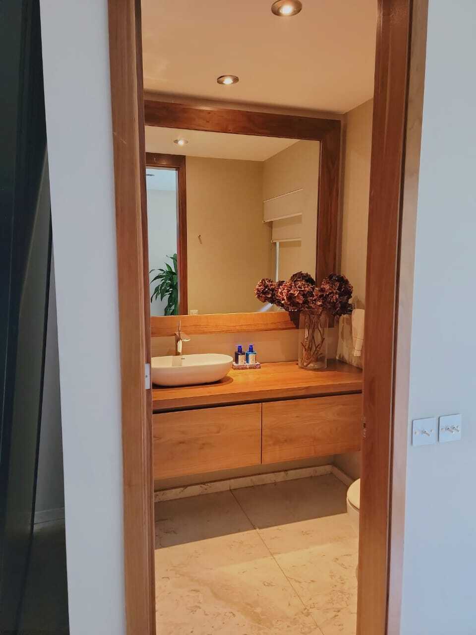 2 of 22: Medio baño planta baja