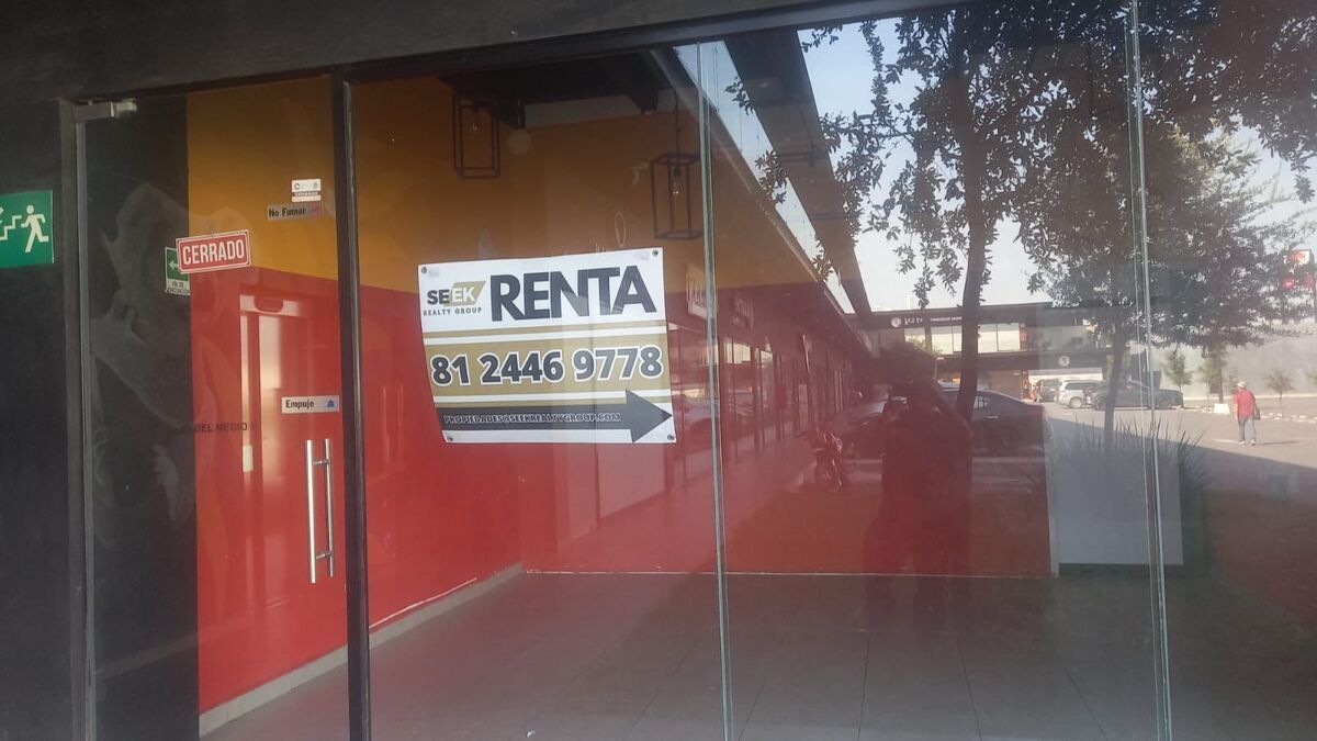 Renta de Local en Plaza Comercial de Apodaca