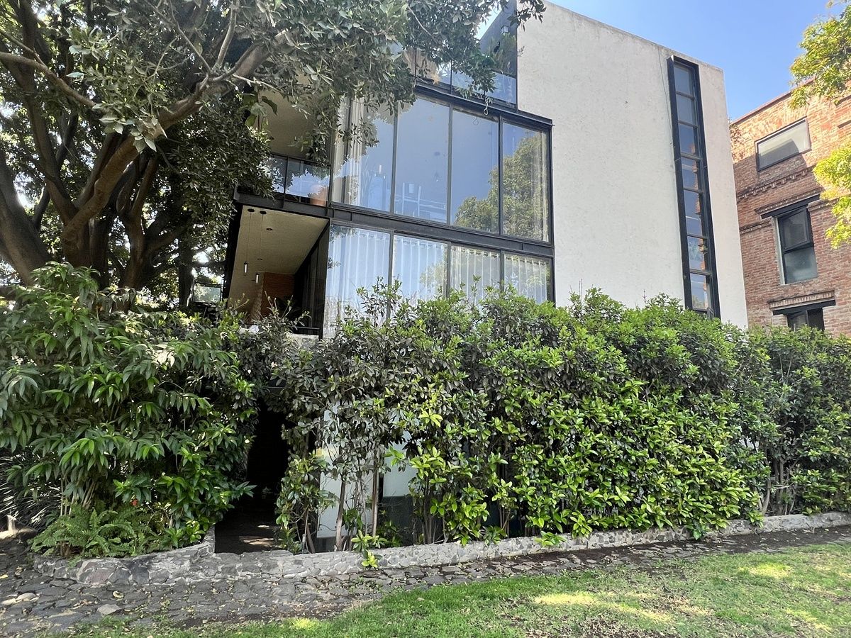 24 de 31: Edificio y jardín