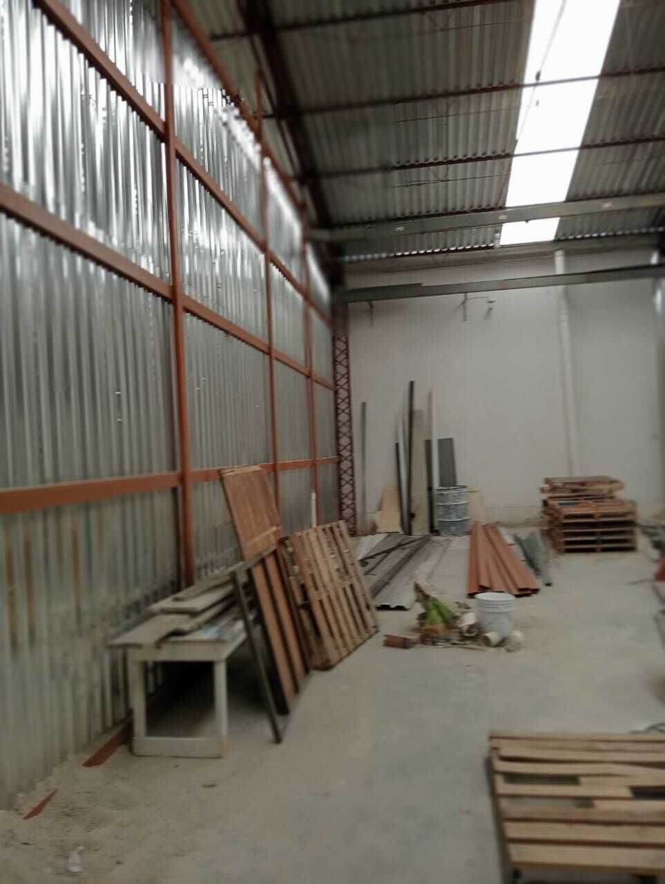 Bodega comercial de 255 metros2 con baño.