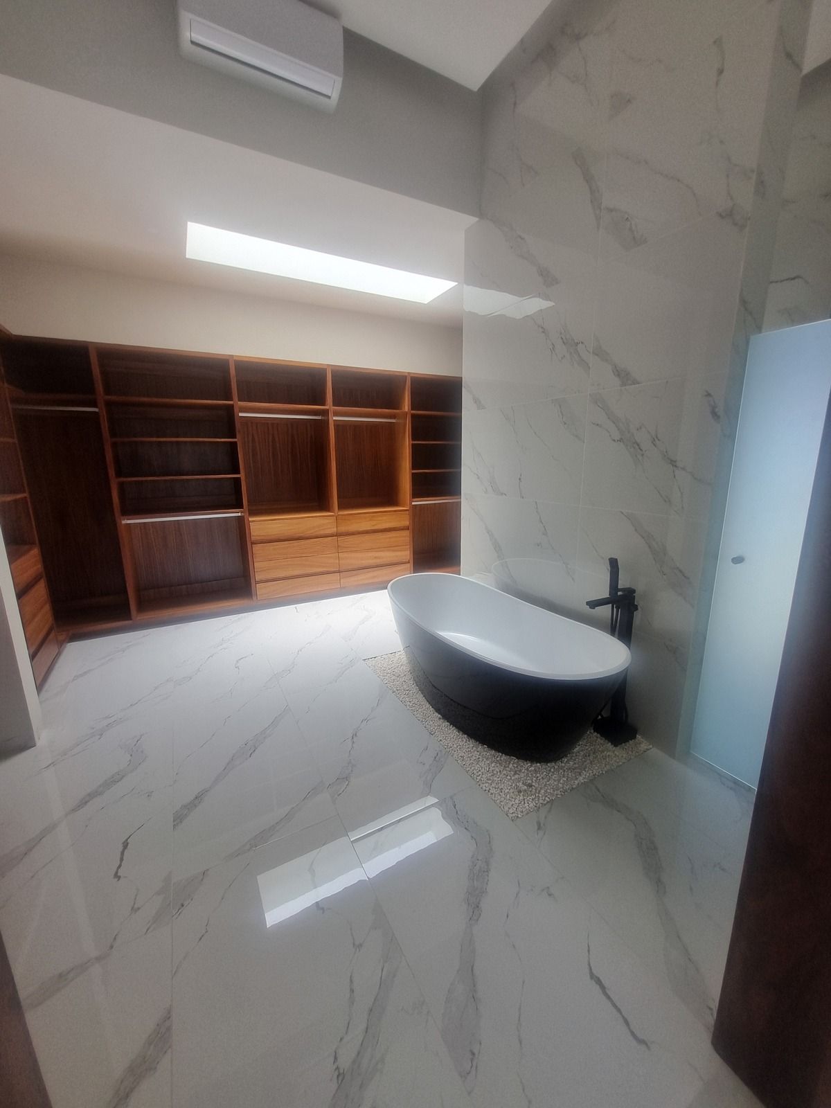 2 de 20: Baño principal con tina y walking closet