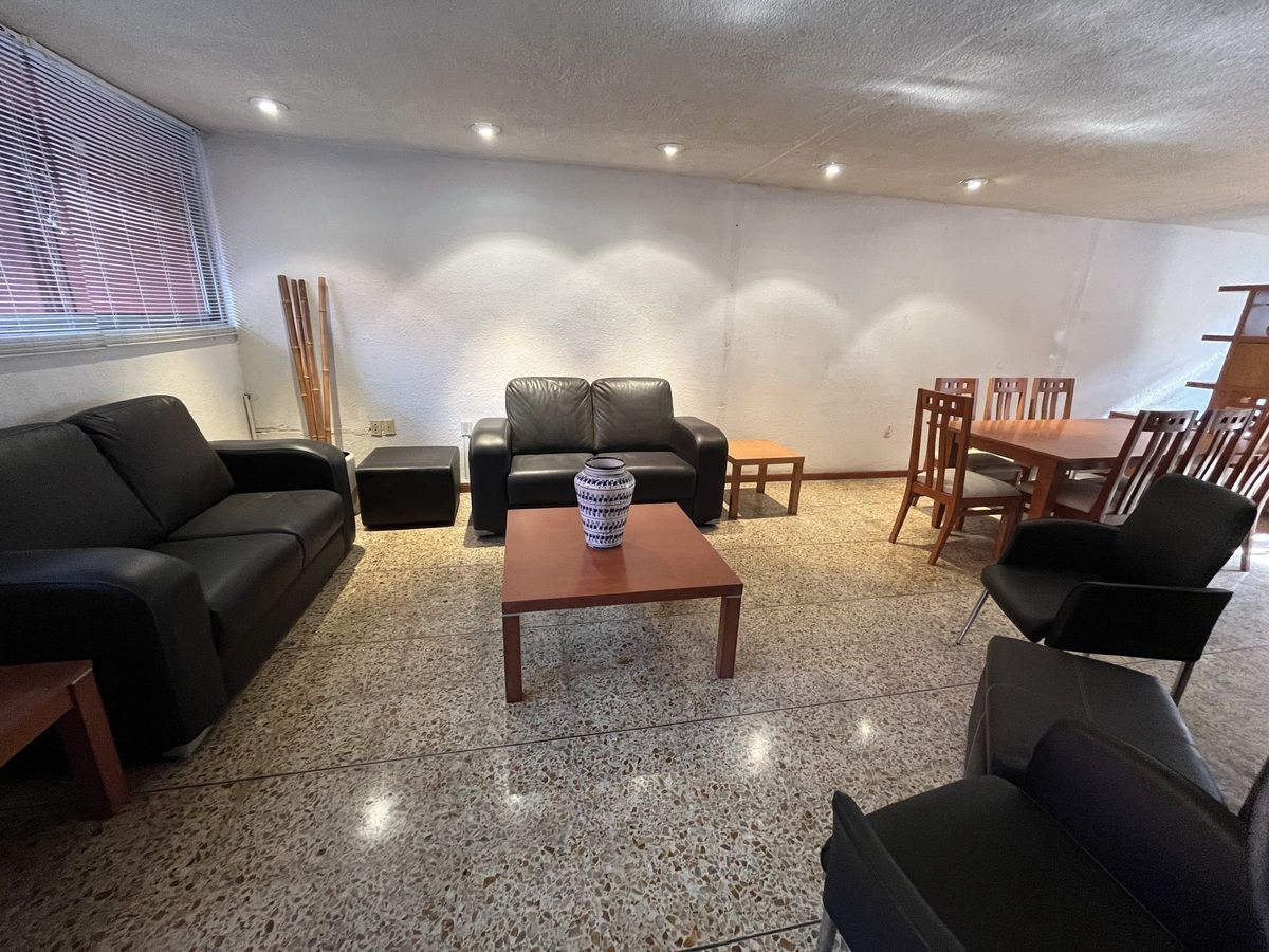 CASA CON USO DE SUELO EN LAS AGUILAS