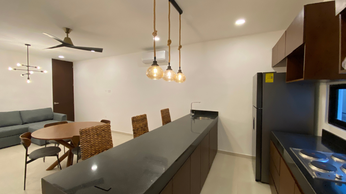 8 de 10: Cocina con barra , gavetas, parrilla, refrigerador