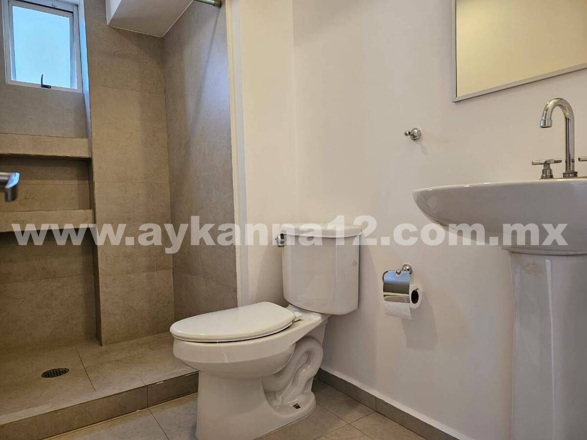 13 de 20: Baño de recámara secundaria y social