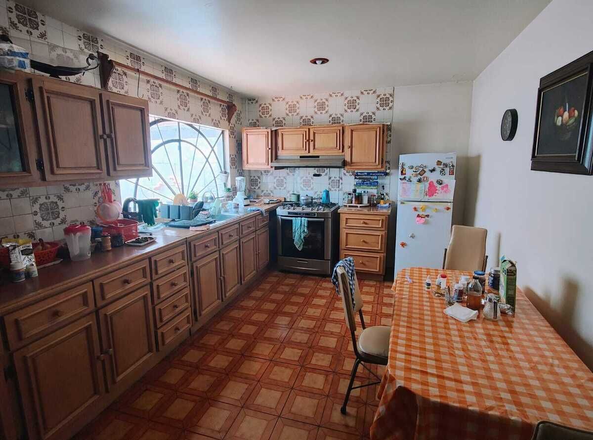 10 de 25: Cocina amplia con espacio para desayunador