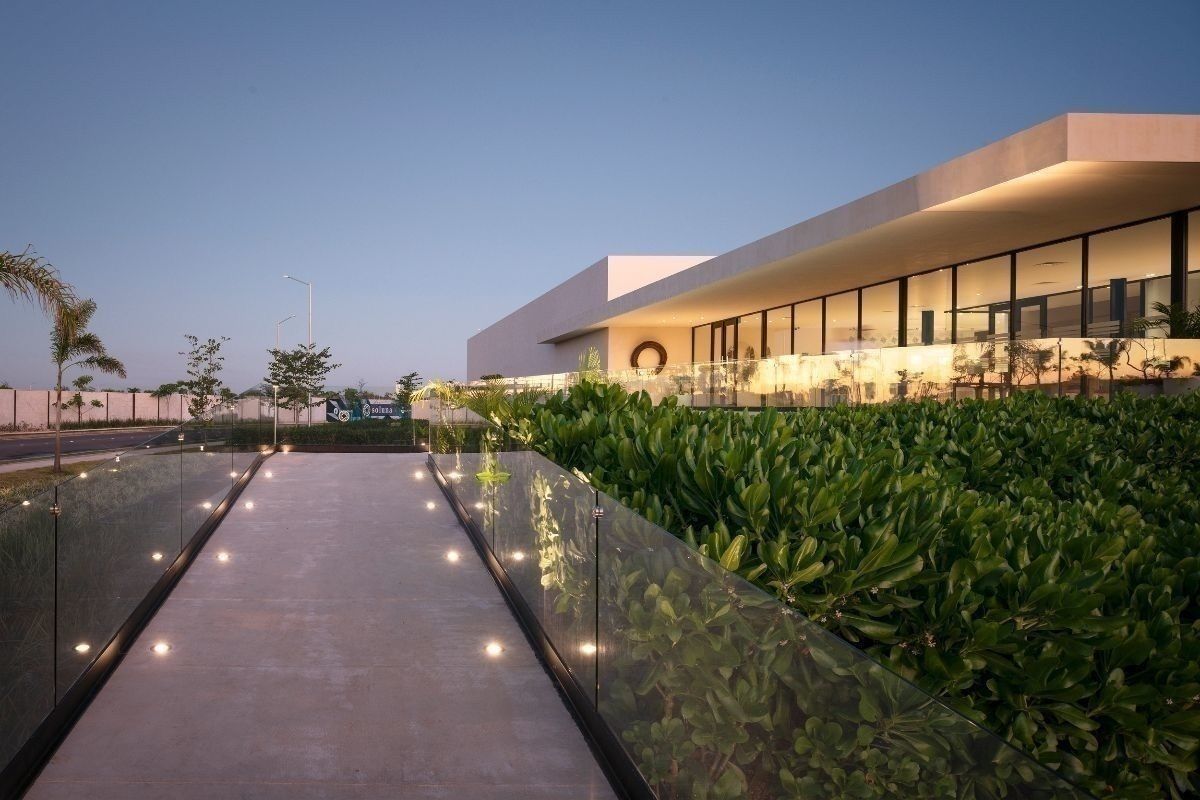3 of 9: Acceso Casa Club