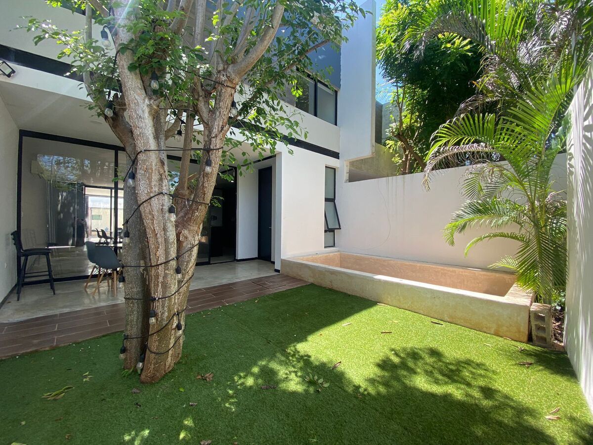1 de 25: Alberca con jardín y terraza trasera