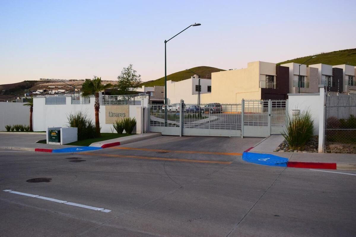 1 of 24: Entrada de Privada