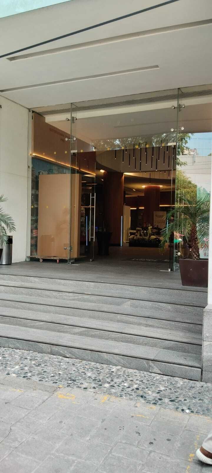 1 de 7: Entrada al edificio saliendo del metro polanco