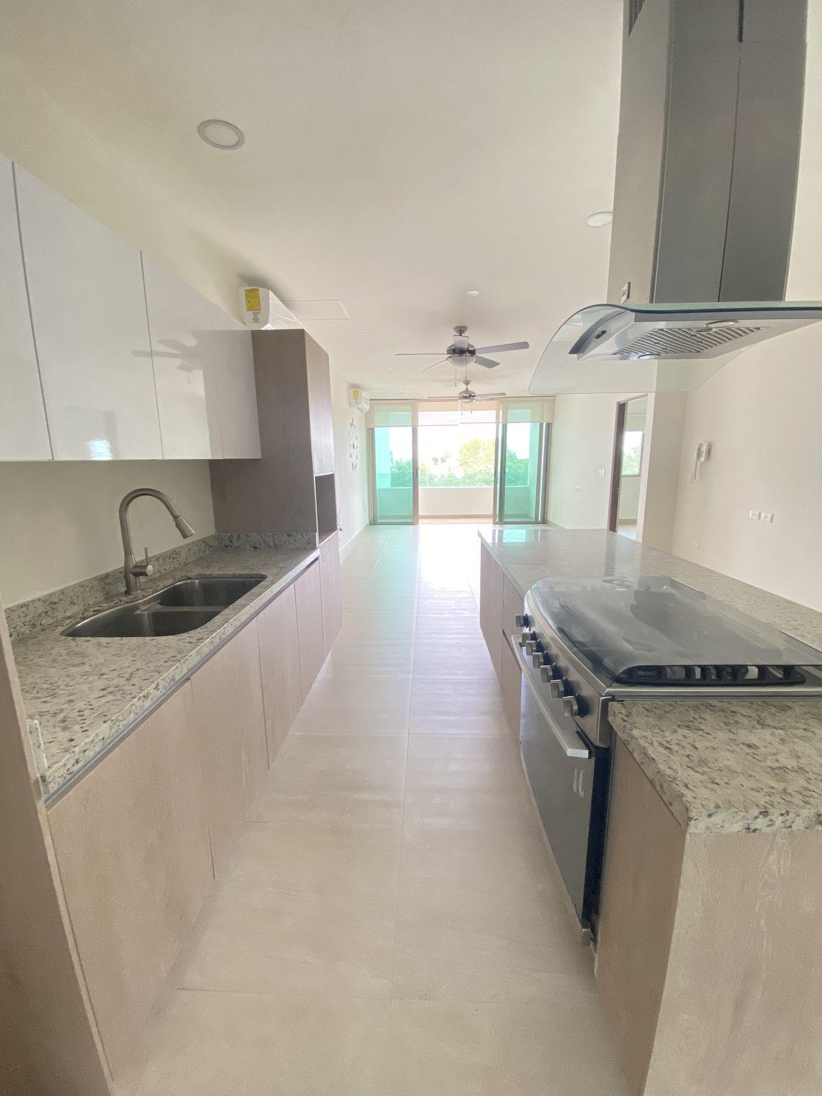Cocina con estufa y campana