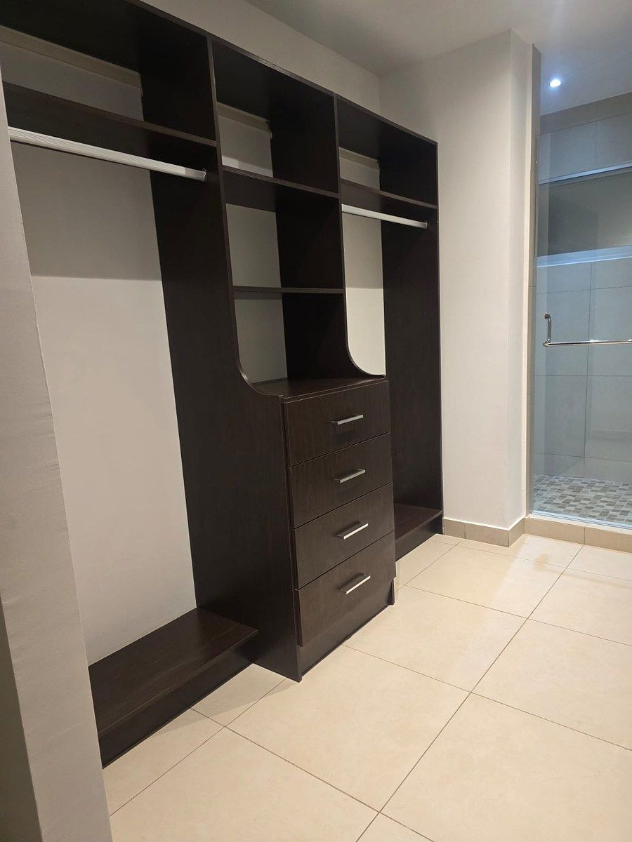 10 de 15: Closet vestidor y baño