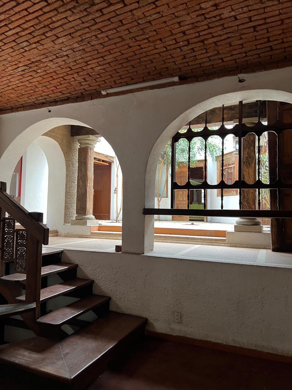 7 of 15: sala con desnivel