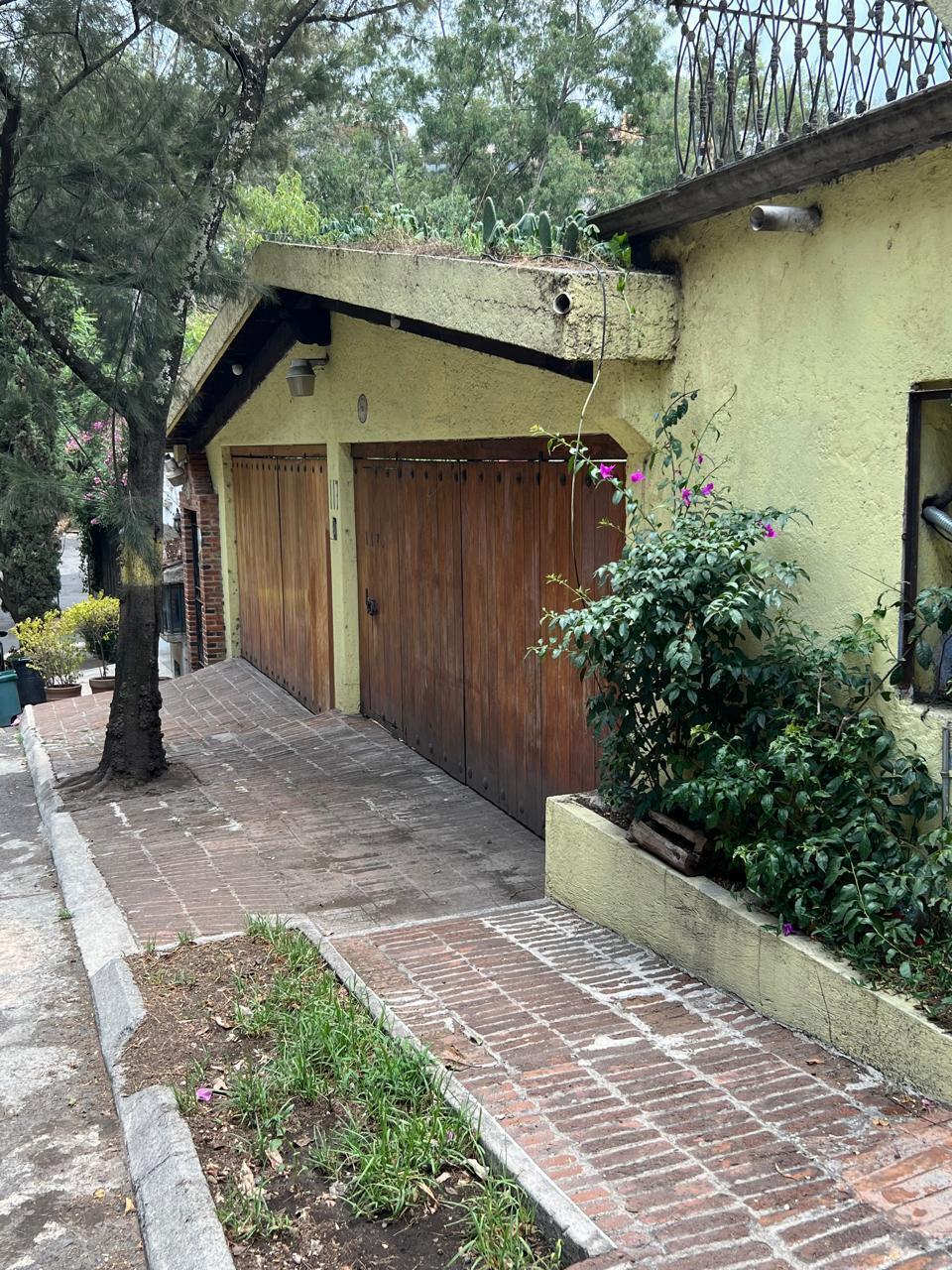 1 of 15: entrada en fachada principal