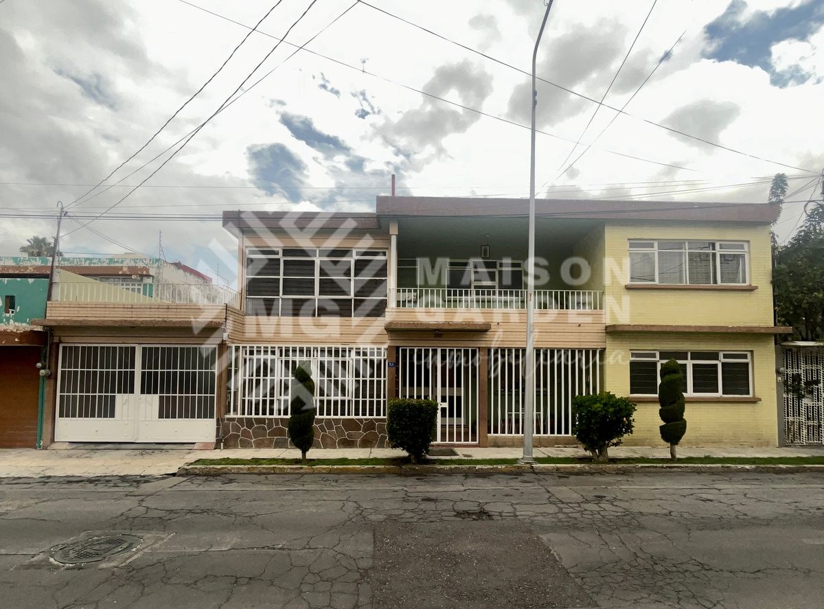 1 of 41: Fachada principal