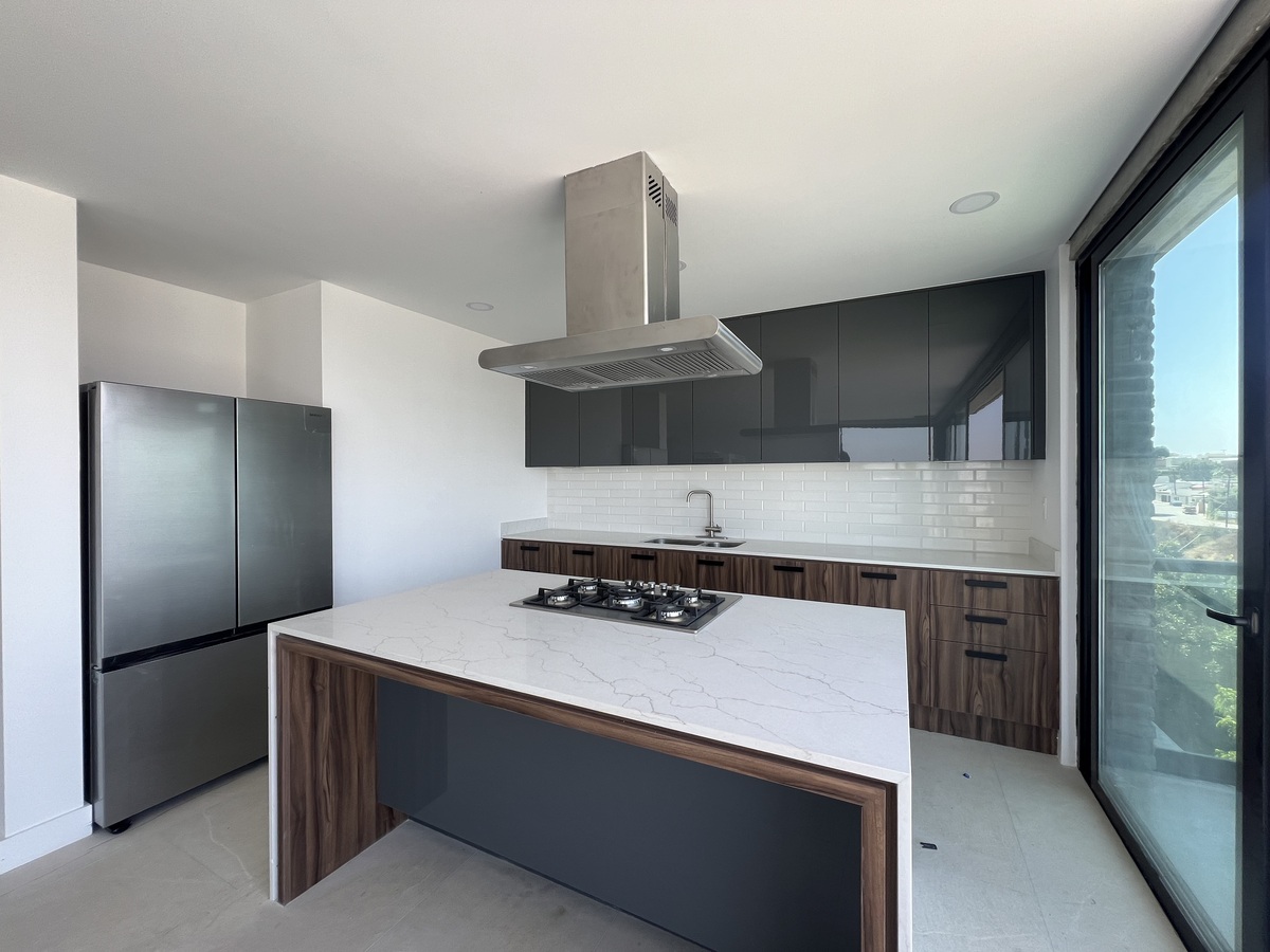 3 de 11: Con refrigerador, estufa campana horno convencional
