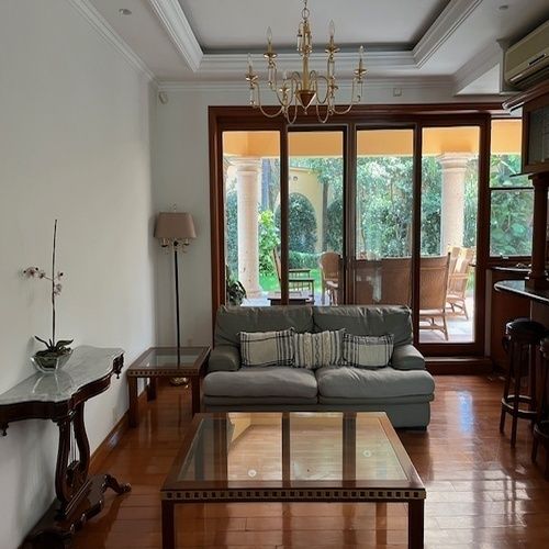 2 de 34: sala con vista al jardín con piso de madera
