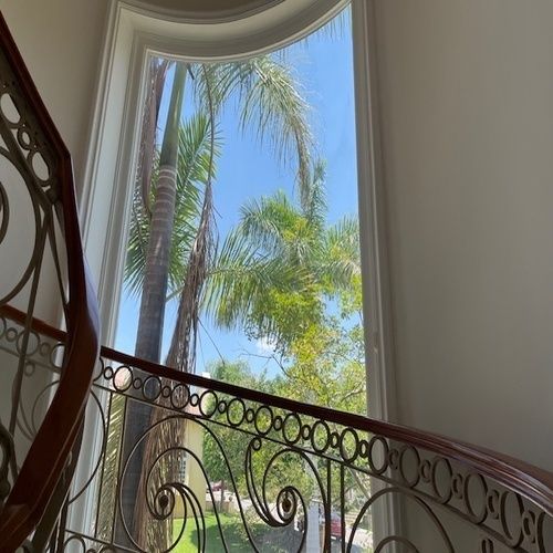 23 de 34: escalera con gran ventanal