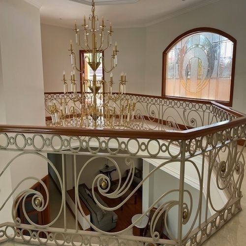 25 de 34: herrería y madera en escalera