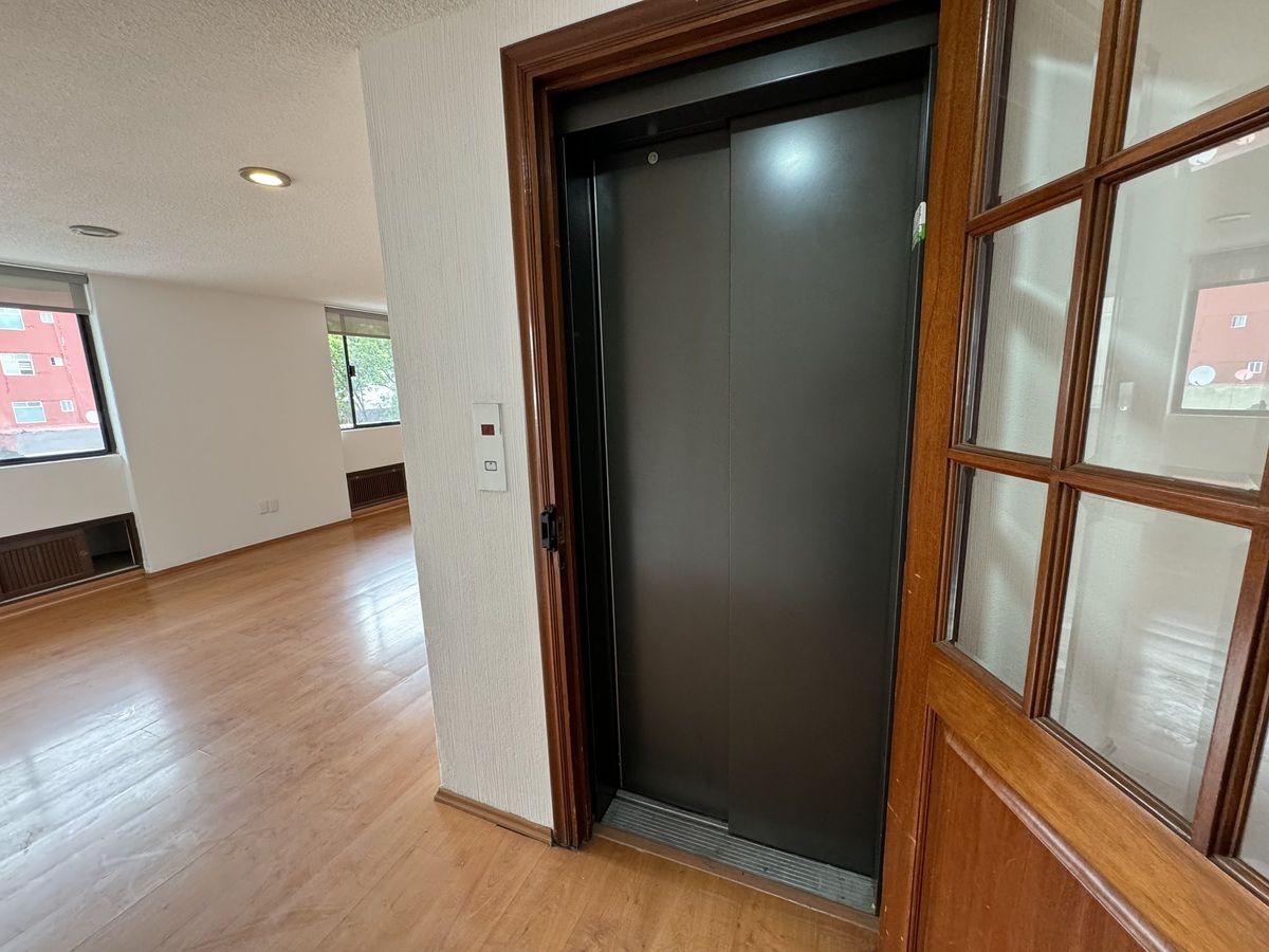 3 de 26: Elevador al piso