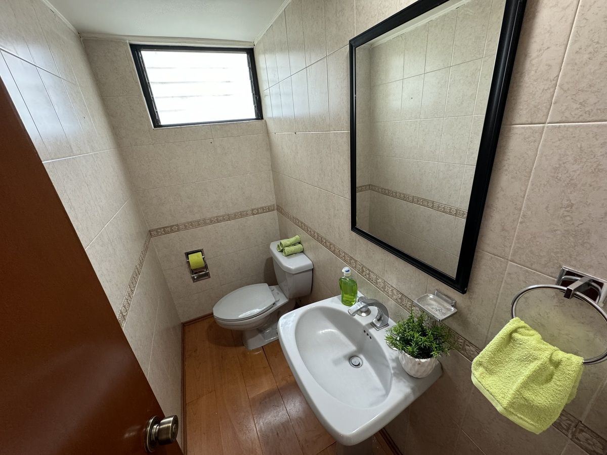 12 de 26: Baño de visitas